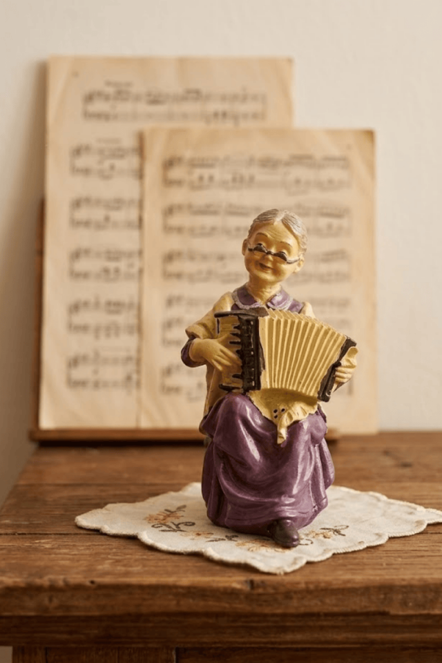 Akordiyon Çalan Kadın Biblosu