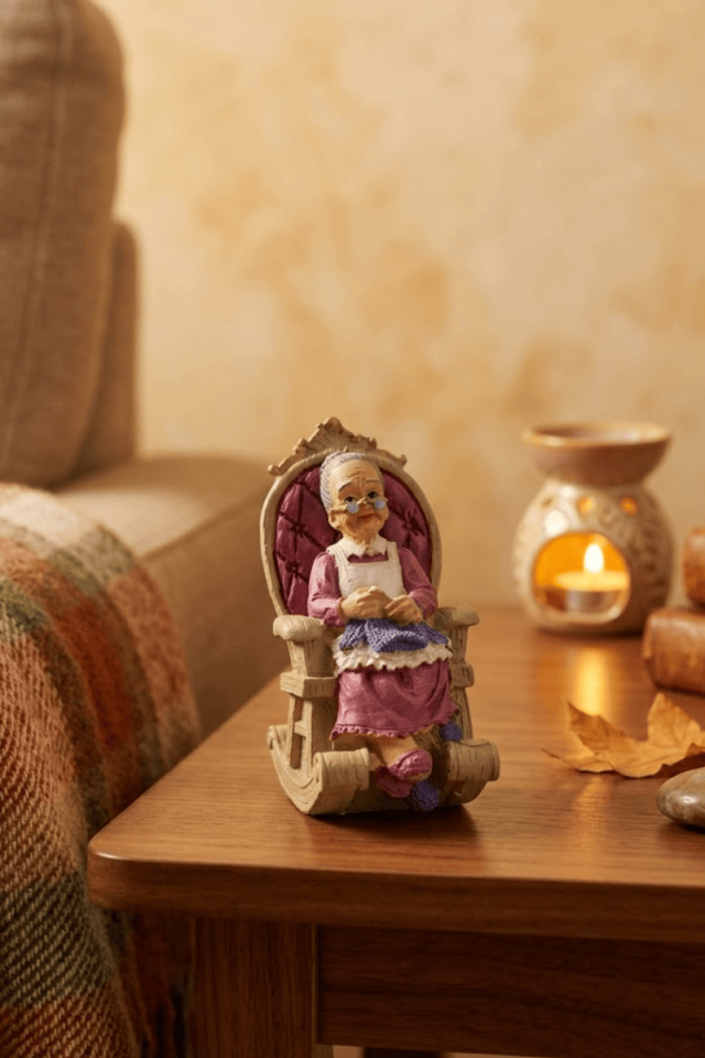 Sandalyede Oturan Nine biblosu