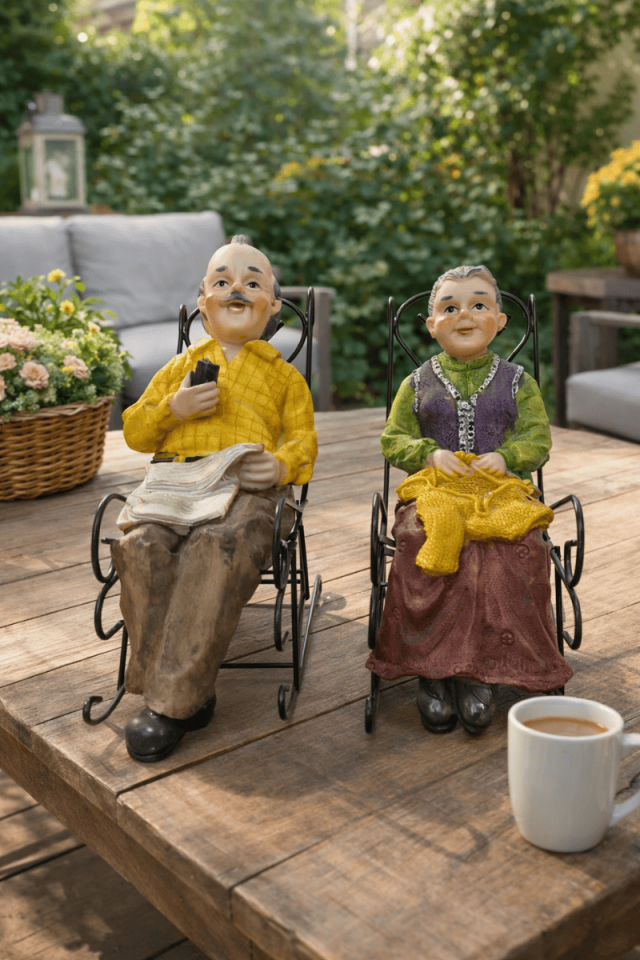 Demir sandalyede oturan çift  dede nine biblosu