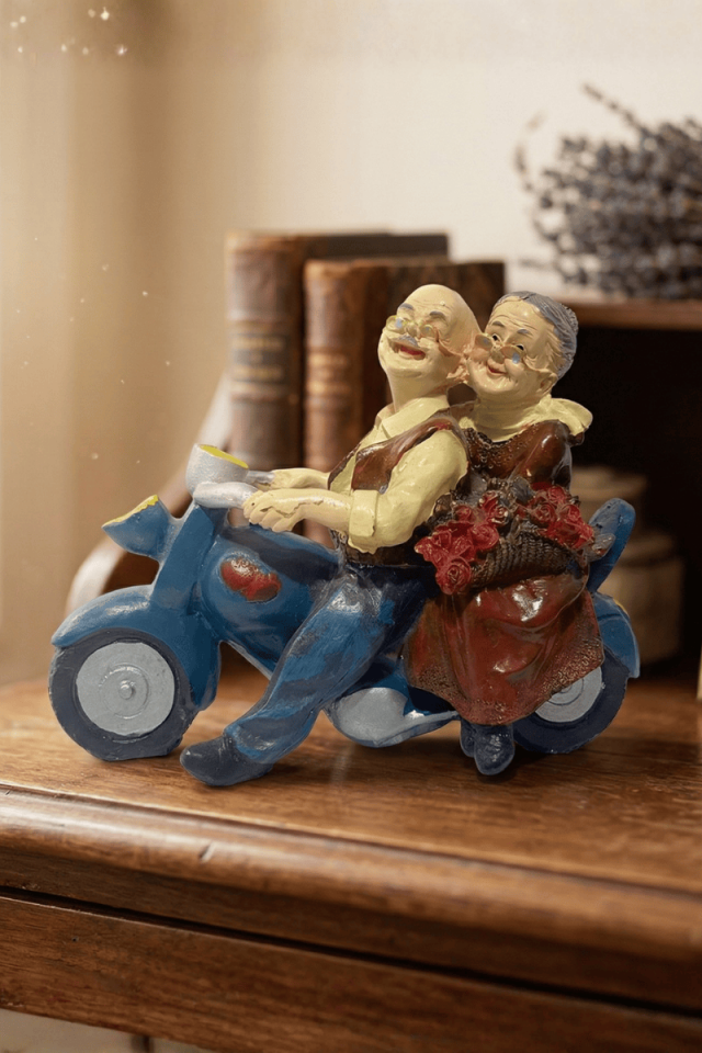 Motosikletli ihtiyar çift biblosu