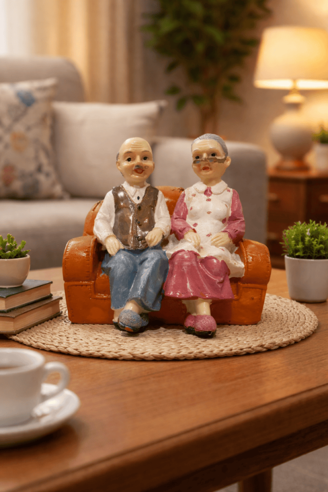 Turuncu koltukta oturan yaşlı çift biblosu