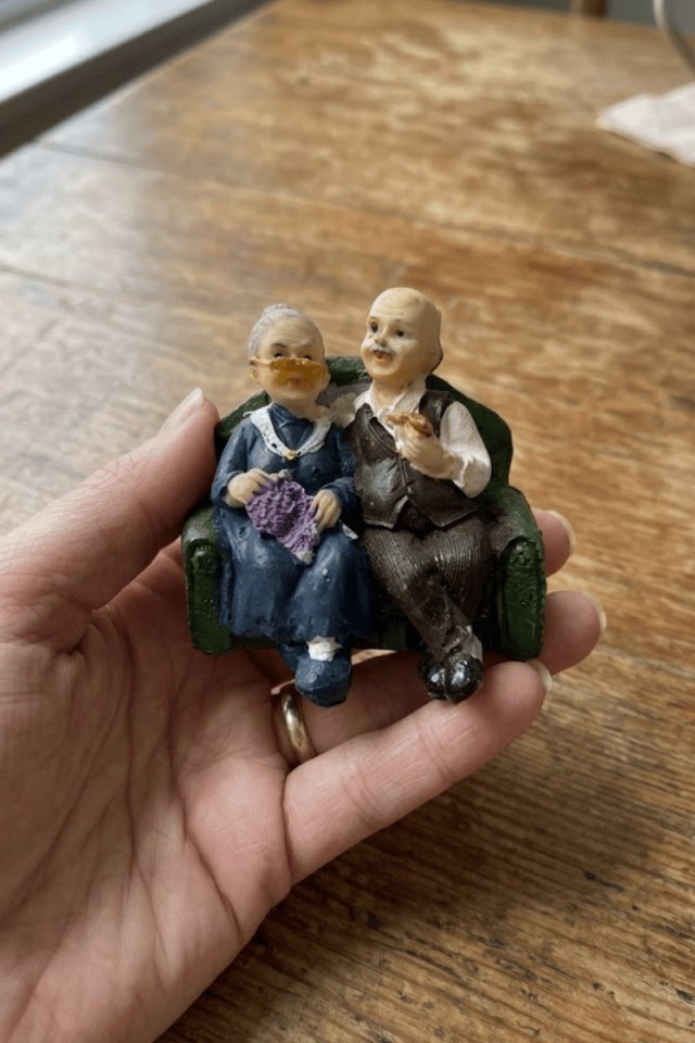 Mini oturan yaşlı çift biblosu