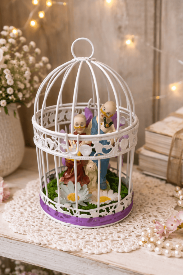 Kuş Kafesinde ihtiyar biblolar