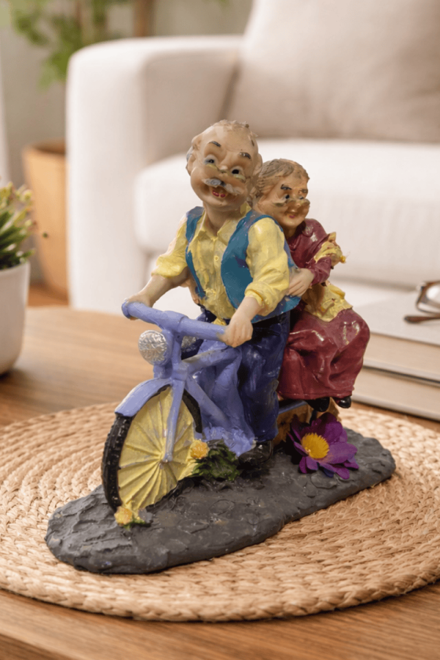 Bisikletli ihtiyar çift biblo