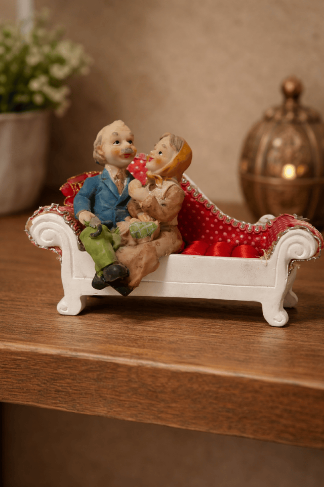 Kırmızı Kanepede oturan dede nine biblosu