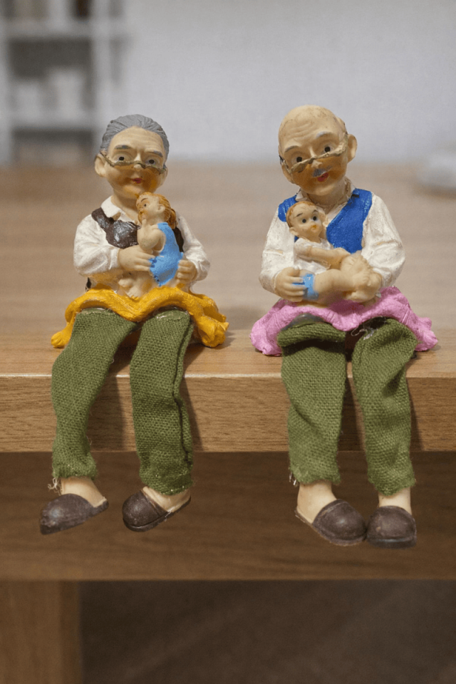 Dede nine paçalı biblo