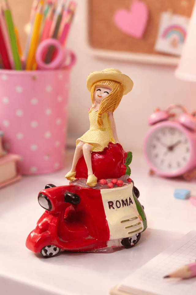 İtalyan Motosikletli genç kız biblosu