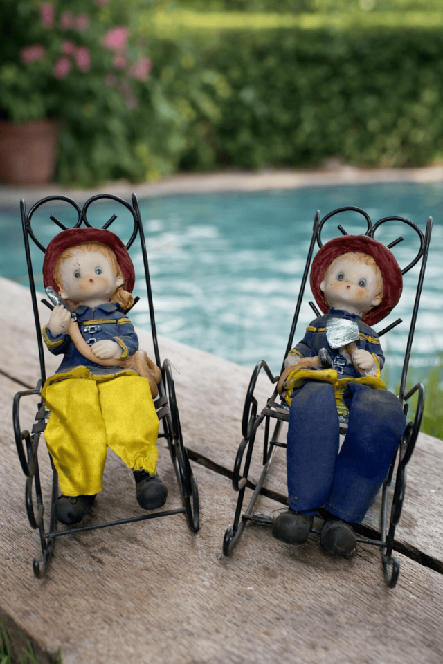 Demir sandalyede oturan sevgili & arkadaş Biblosu