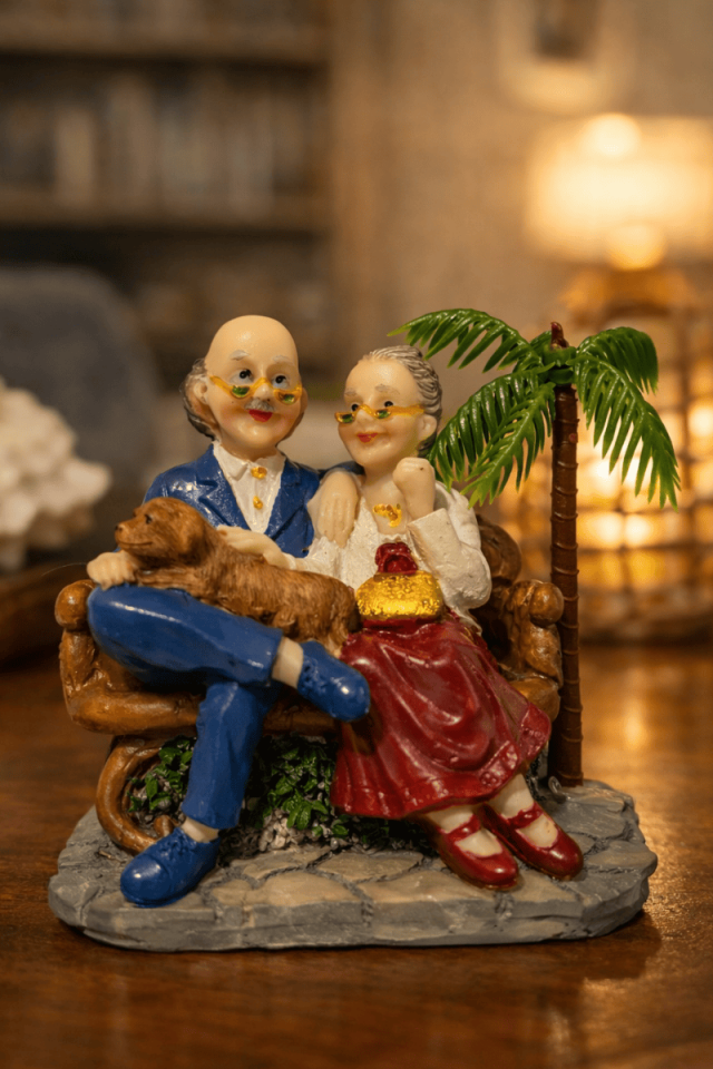 Palmiye gölgesinde oturan dede nine biblosu