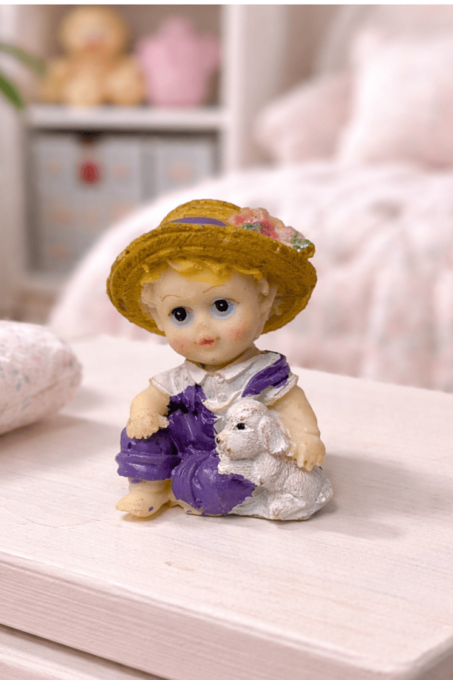 Şapkalı kız ve köpeği