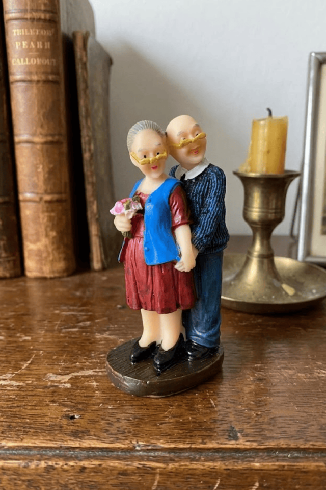 Ayakta ihtiyar çift biblo