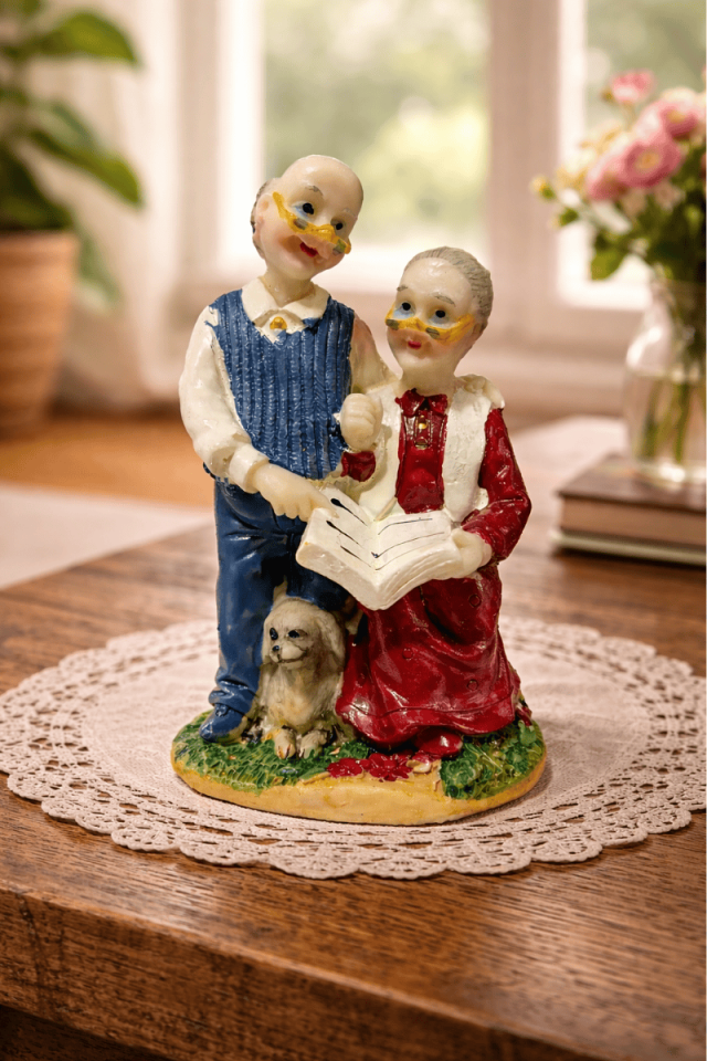 Kitap okuyan yaşlı çift biblo