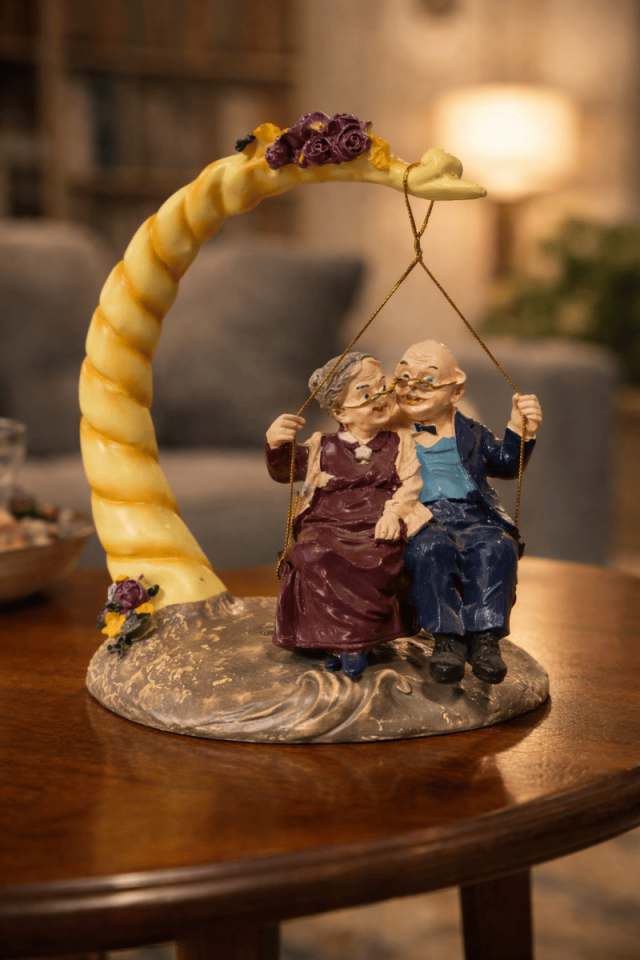 Sarı salıncaklı ihtiyar çift biblo