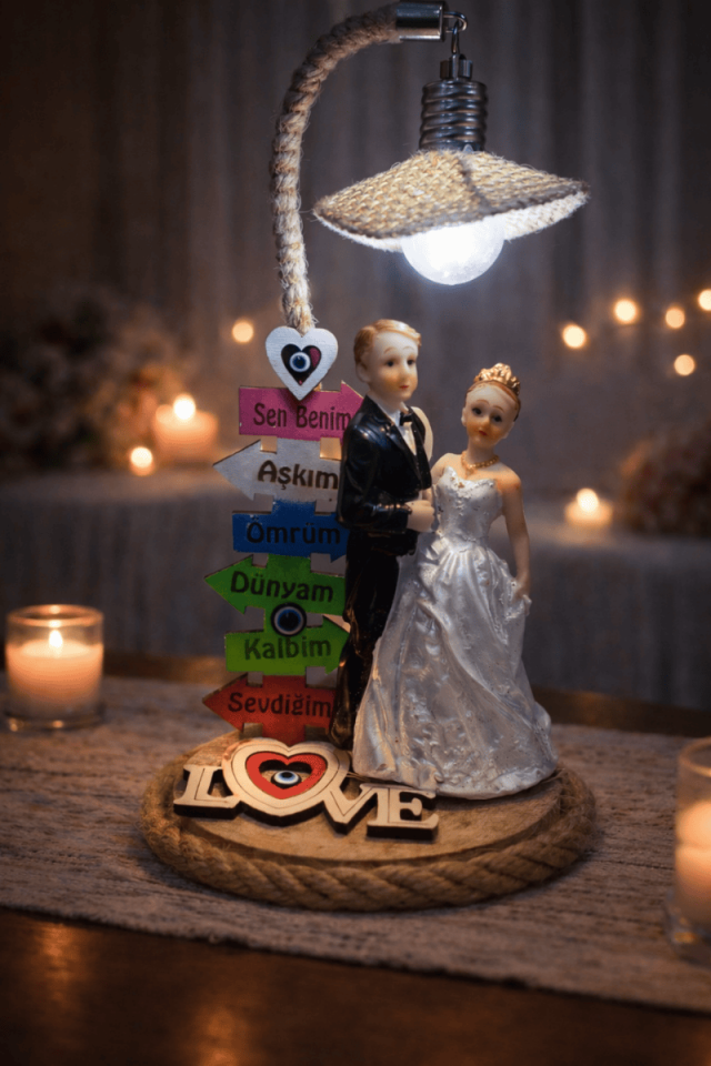 Işıklı ahşap zeminli gelin damat biblo