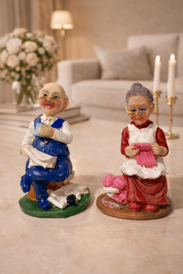 kahve içen & örgü ören yaşlı çift biblo