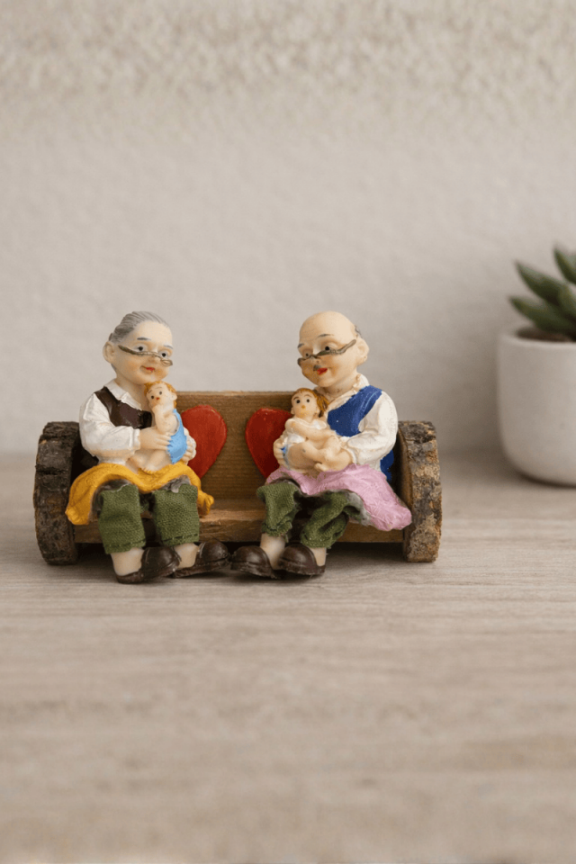 Ahşap bankta oturan yaşlı çift biblo paçalı