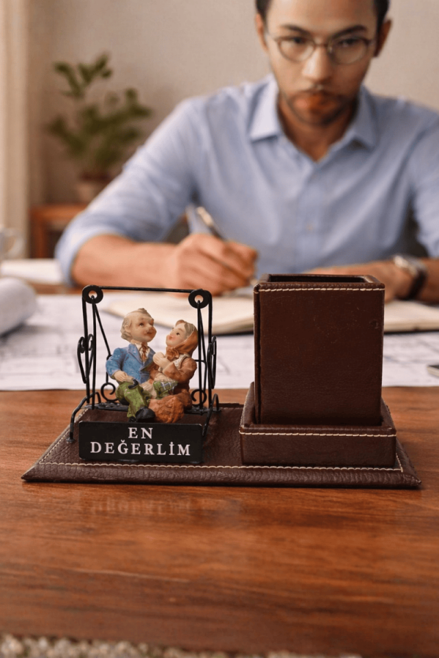 Masaüstü Yaşlı Çift Deri Kalemlik