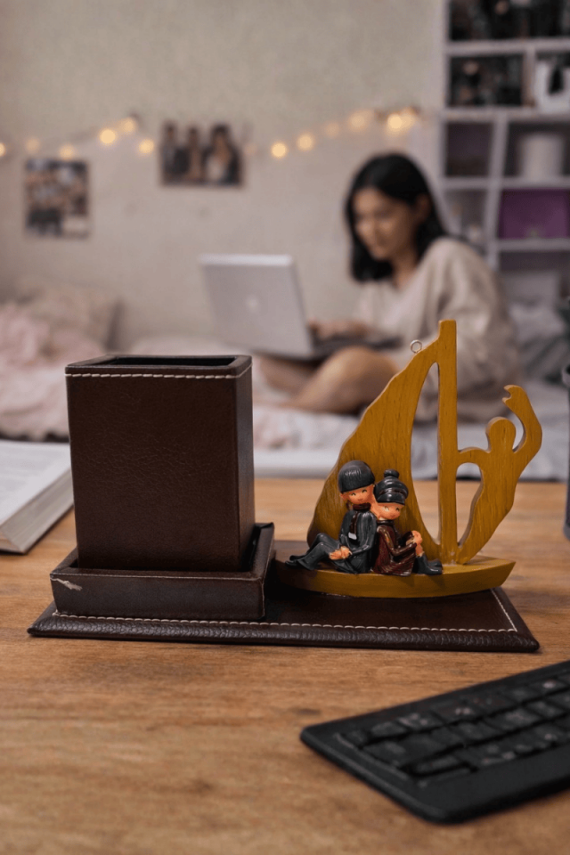 Masaüstü Gemi & Arkadaş Temalı Deri Kalemlik