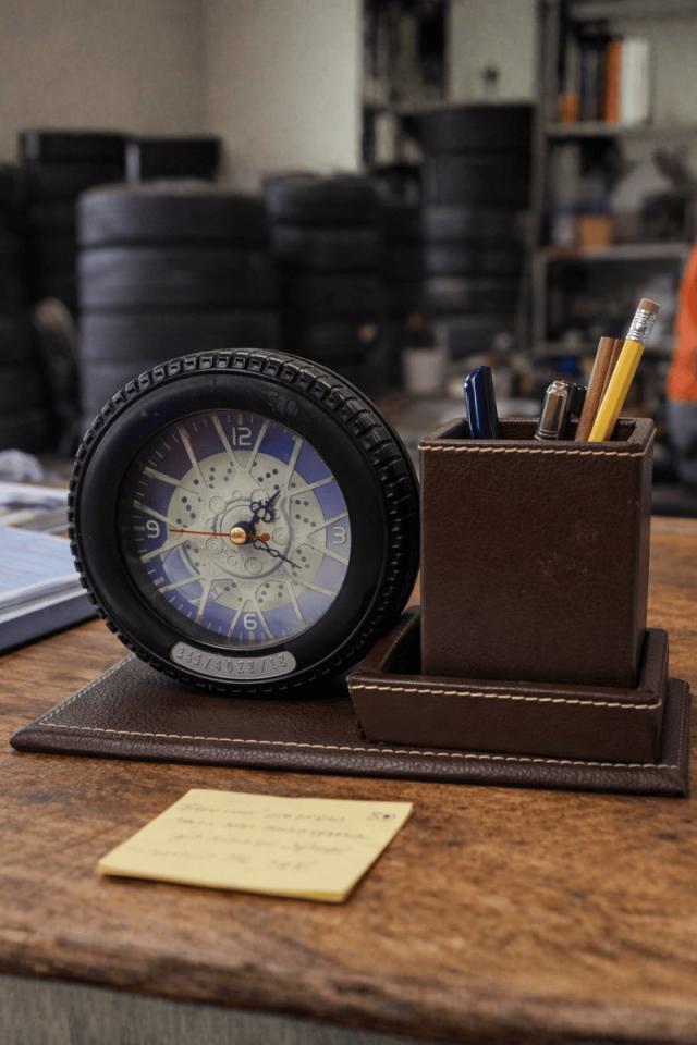 Masaüstü Saatli  Deri Kalemlik