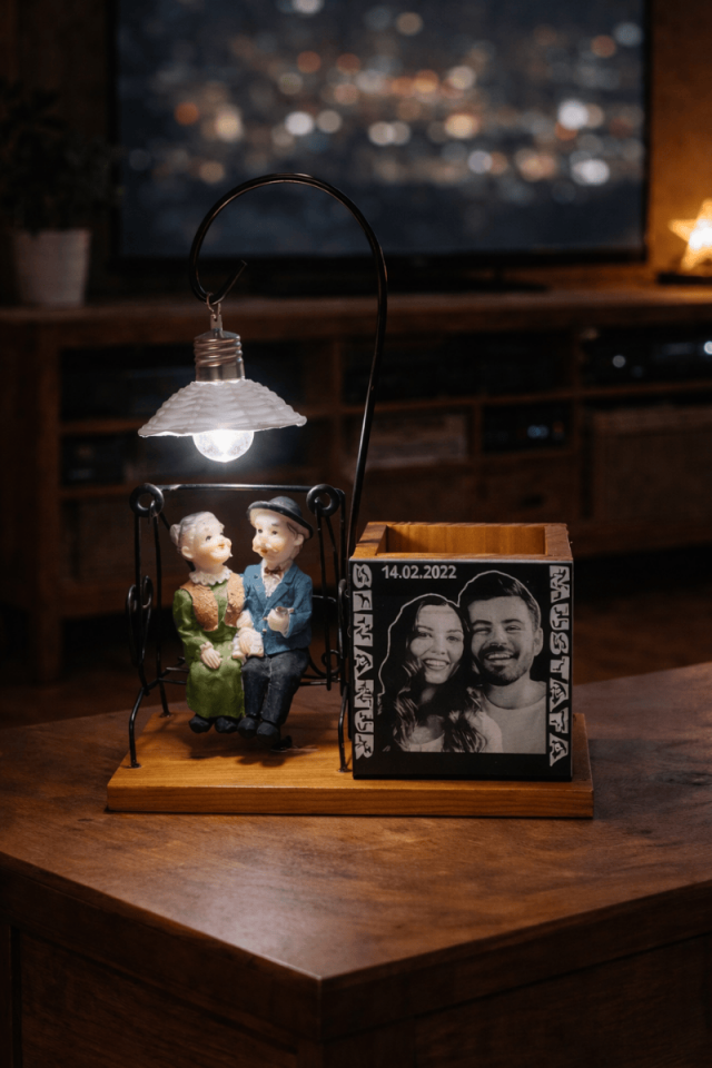 Yaşlı Çift Biblolu Gece Lambası & Kalemlik