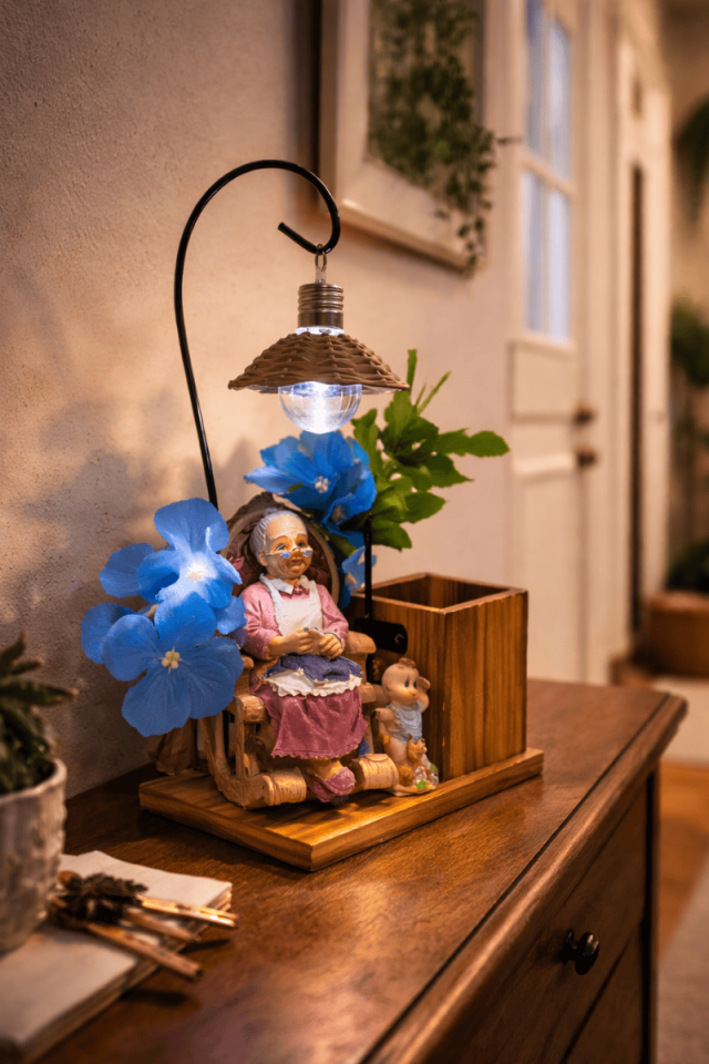 Bebek ve Yaşlı Kadın Kalemlik & Gece Lambası