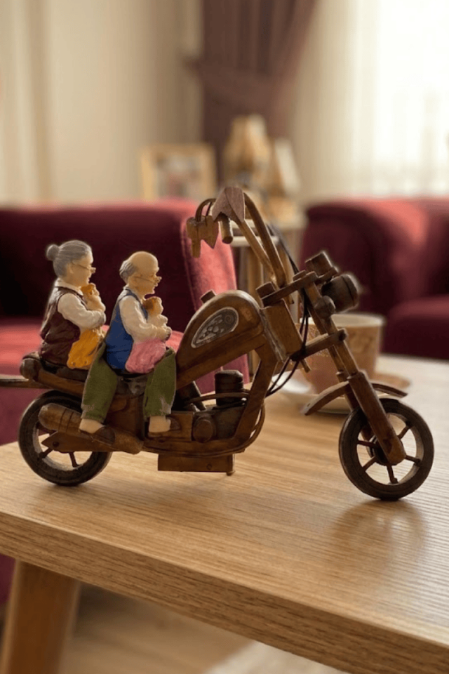 Ahşap Motosikletli Yaşlı Çift