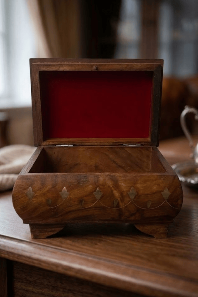 Pirinç İşlemeli Klasik Ahşap Kutu