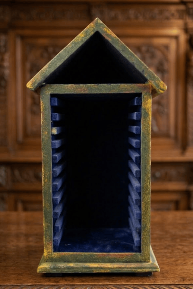 Antika Kahvesi Pirinç İşlemeli Anı Dolabı