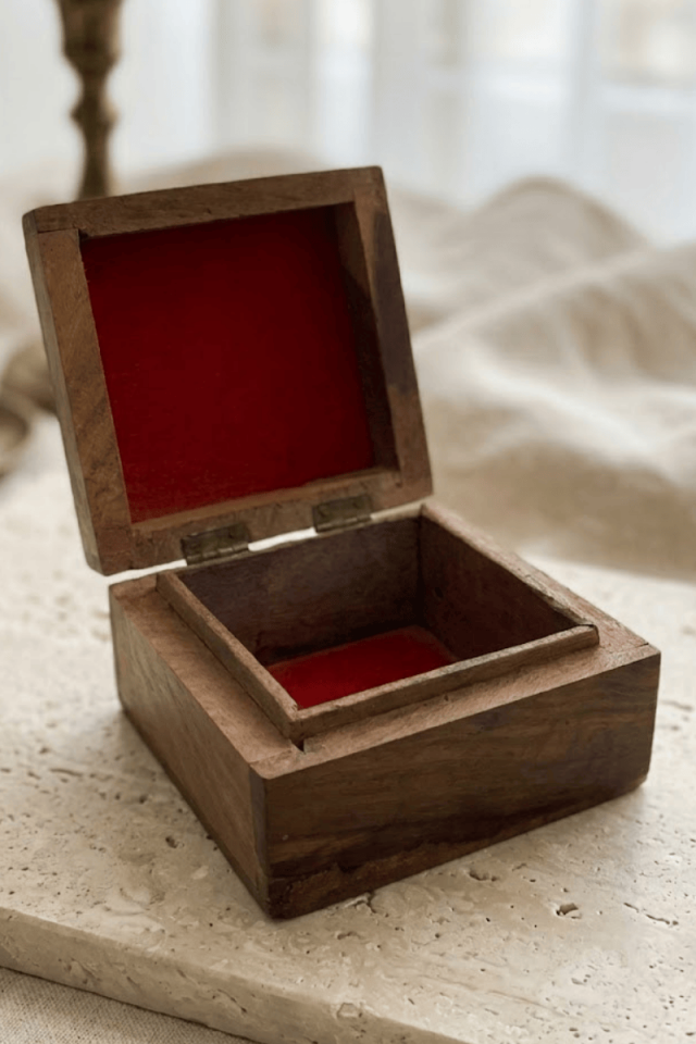 Ahşap İşlemeli Kutu