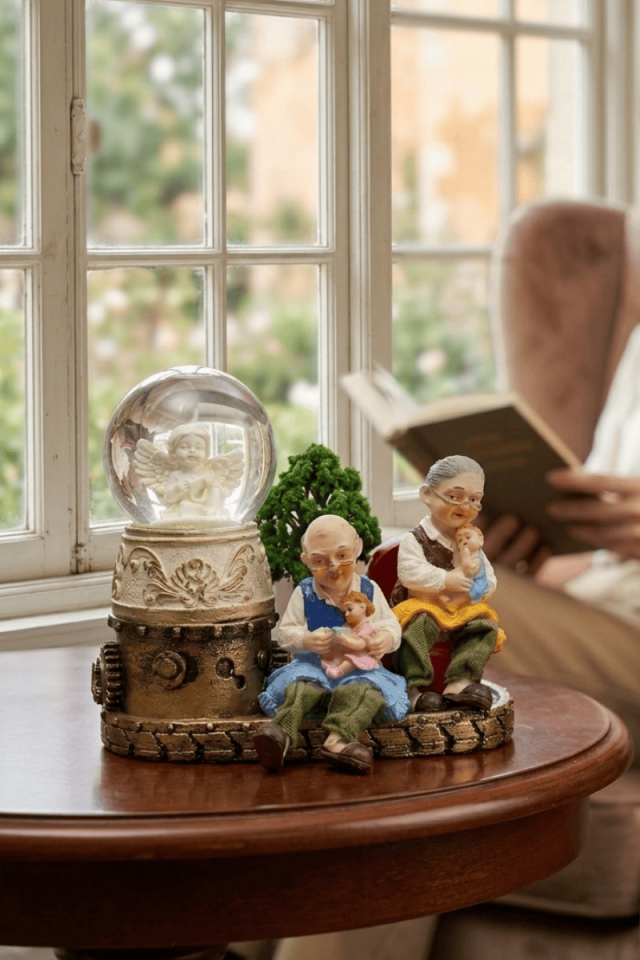 Aile Temalı Kar Küresi