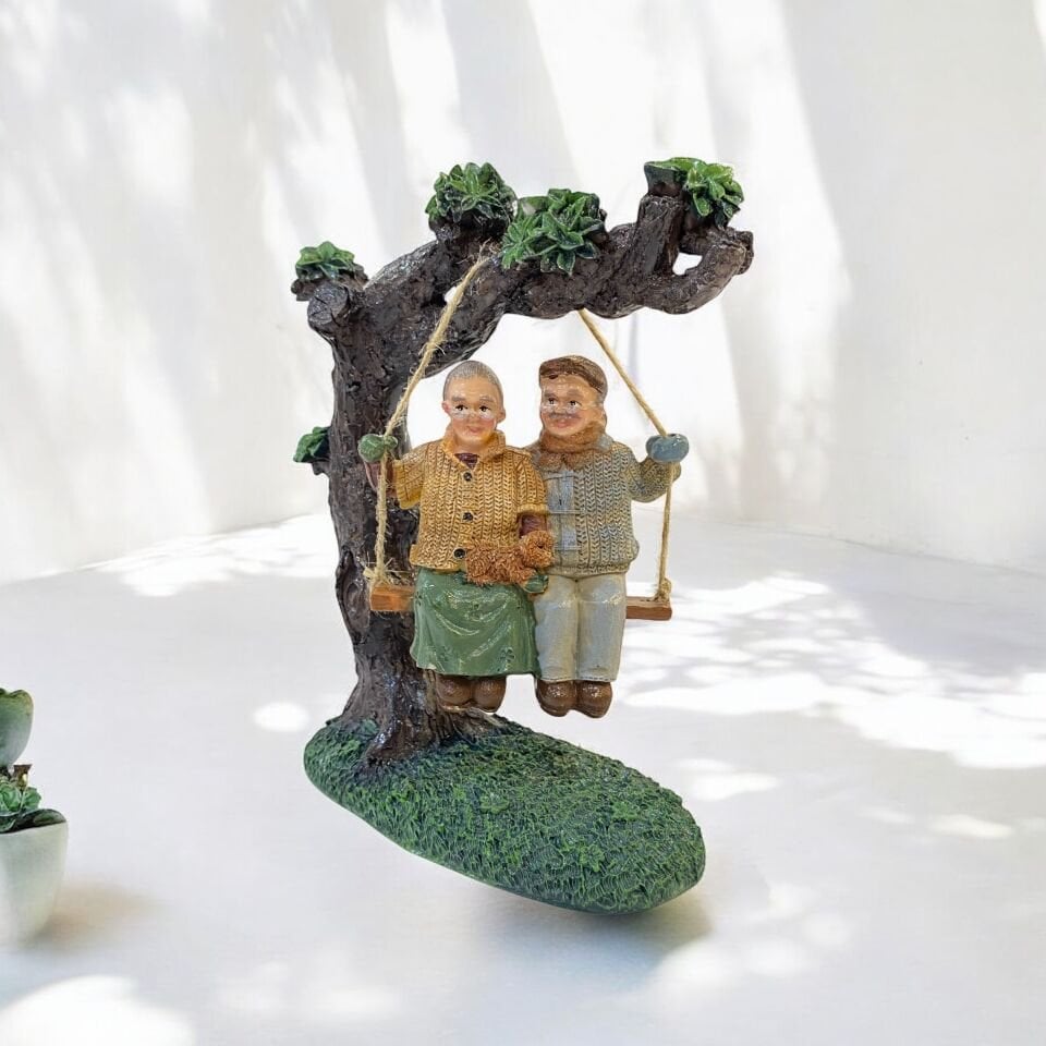 Ağaçta Sallanan Yaşlı Çift