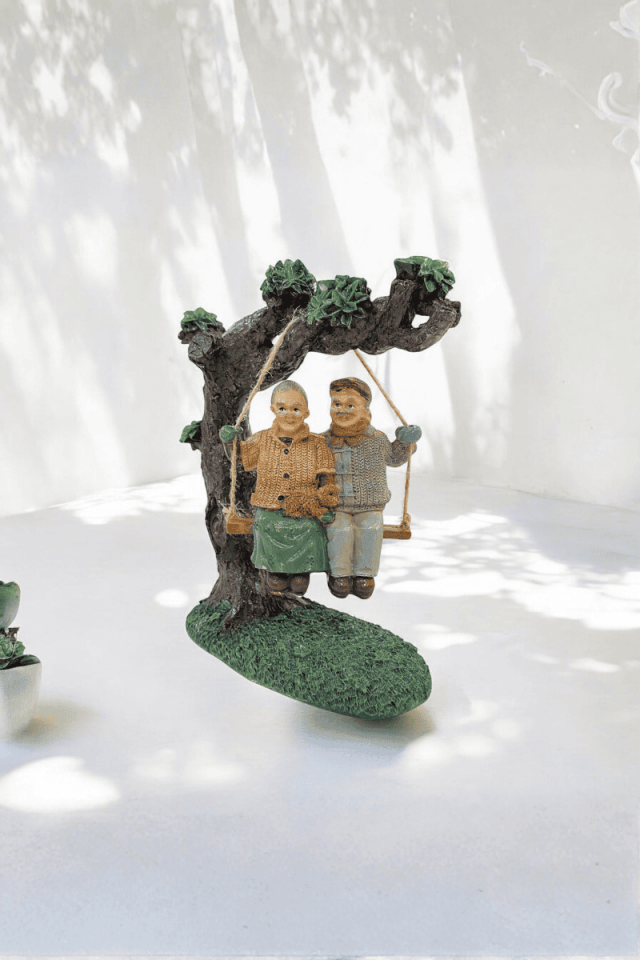 Ağaçta Sallanan Yaşlı Çift