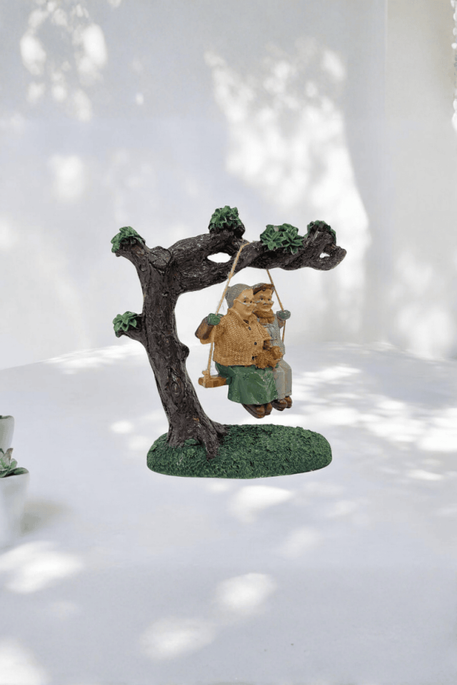 Ağaçta Sallanan Yaşlı Çift