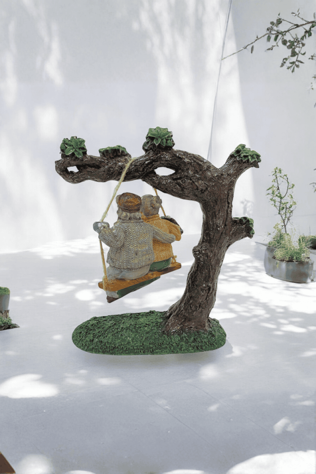 Ağaçta Sallanan Yaşlı Çift