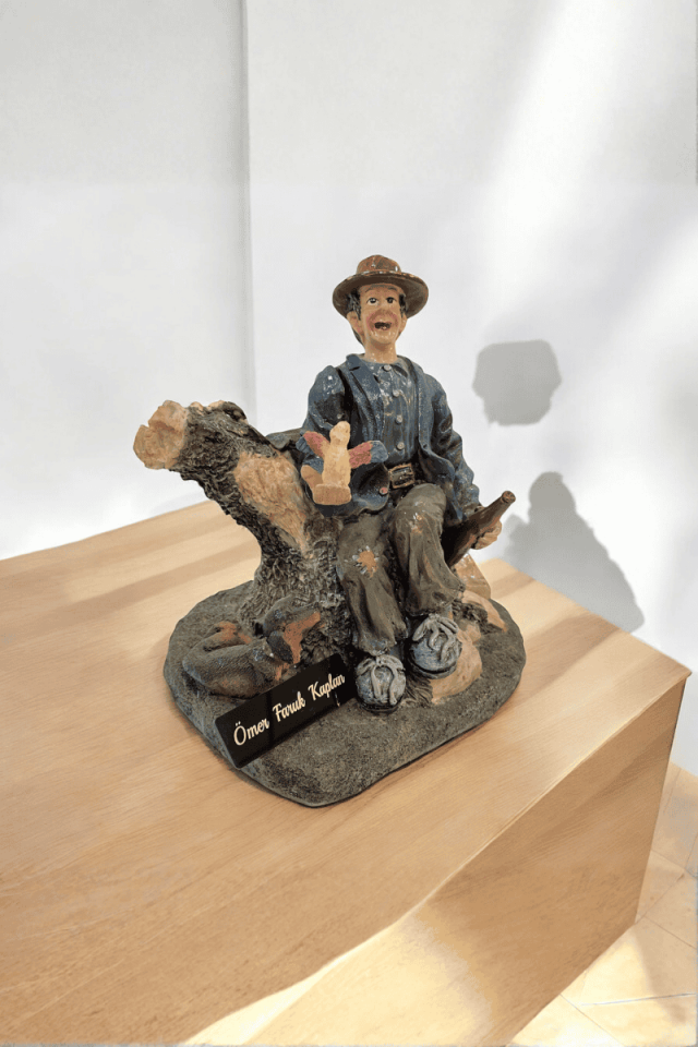 Elinde Kuş Tutan Adam