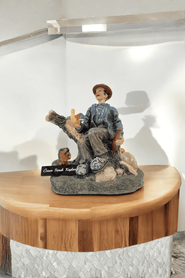 Elinde Kuş Tutan Adam