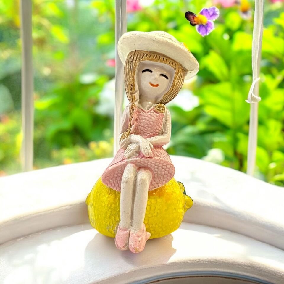 Meyve Üzerinde Oturan Kız