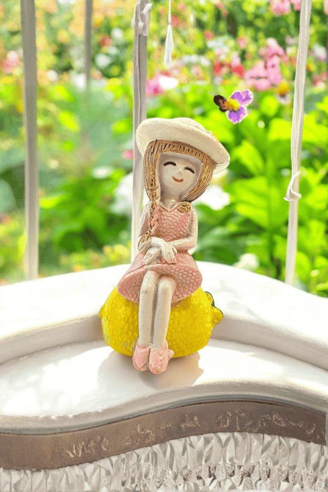 Meyve Üzerinde Oturan Kız