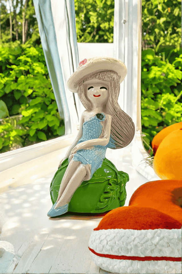 Meyve Üzerinde Oturan Kız