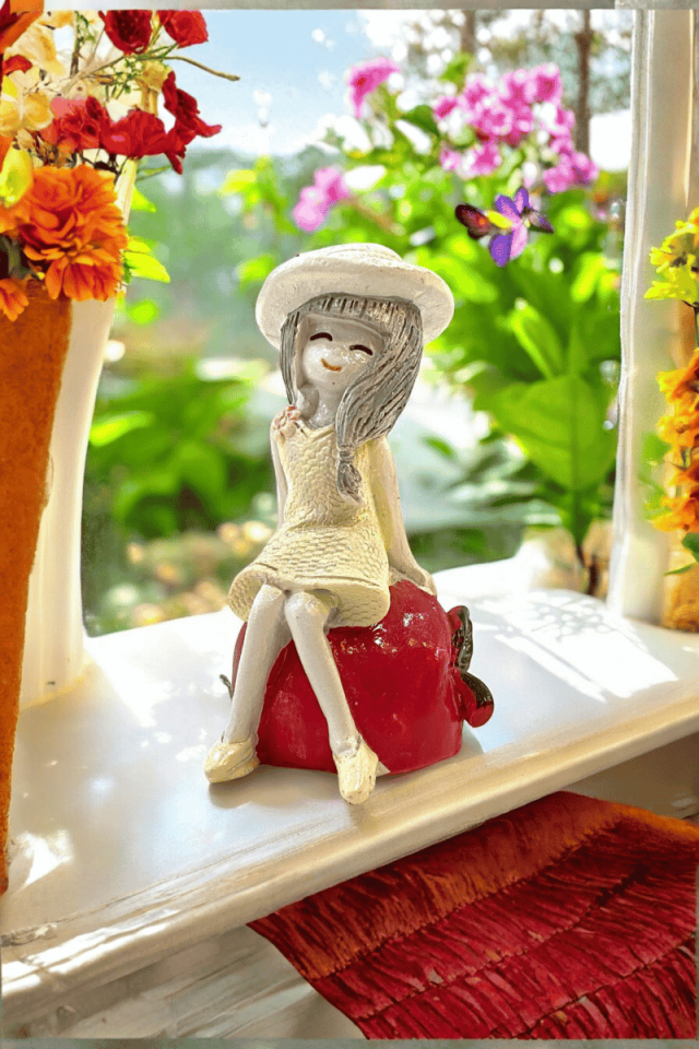 Meyve Üzerinde Oturan Kız