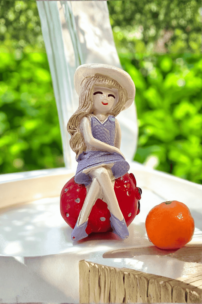 Meyve Üzerinde Oturan Kız