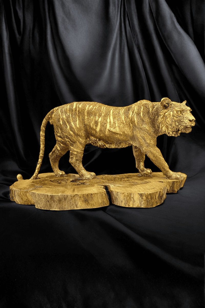 Kütük Üzerinde Aslan Heykeli