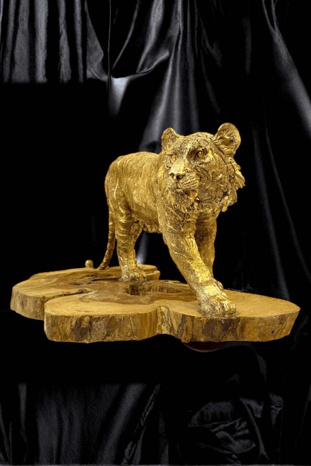 Kütük Üzerinde Aslan Heykeli