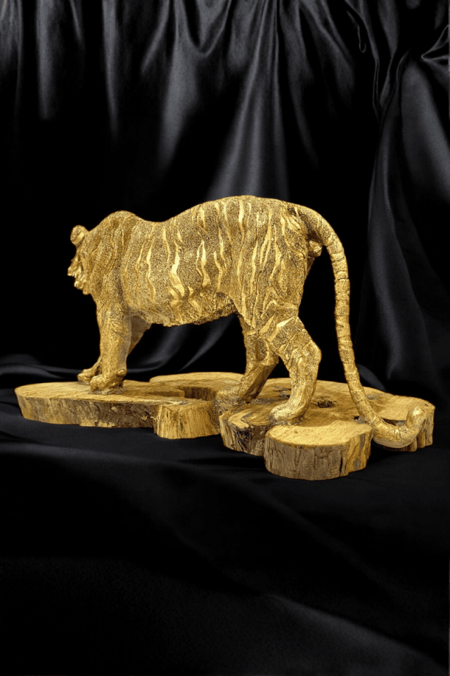 Kütük Üzerinde Aslan Heykeli