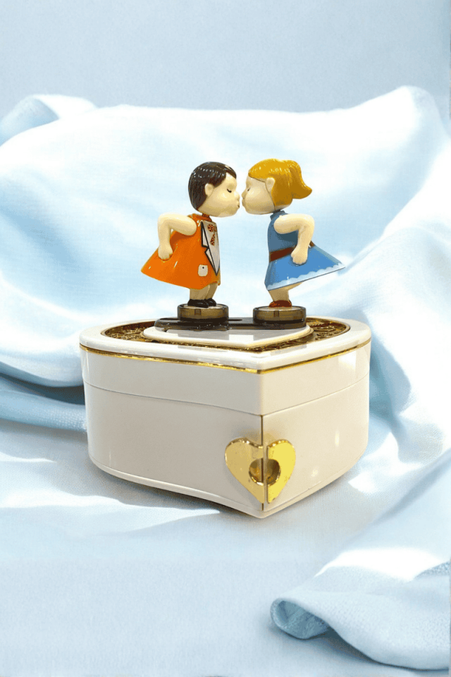 Öpüşen Sevgililer Müzik Kutusu