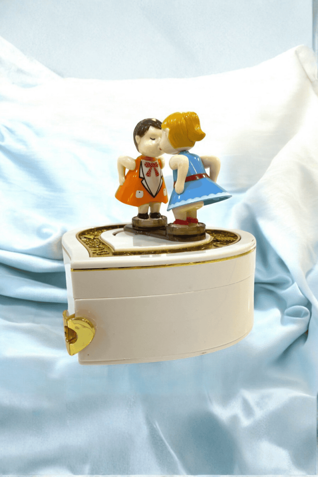 Öpüşen Sevgililer Müzik Kutusu