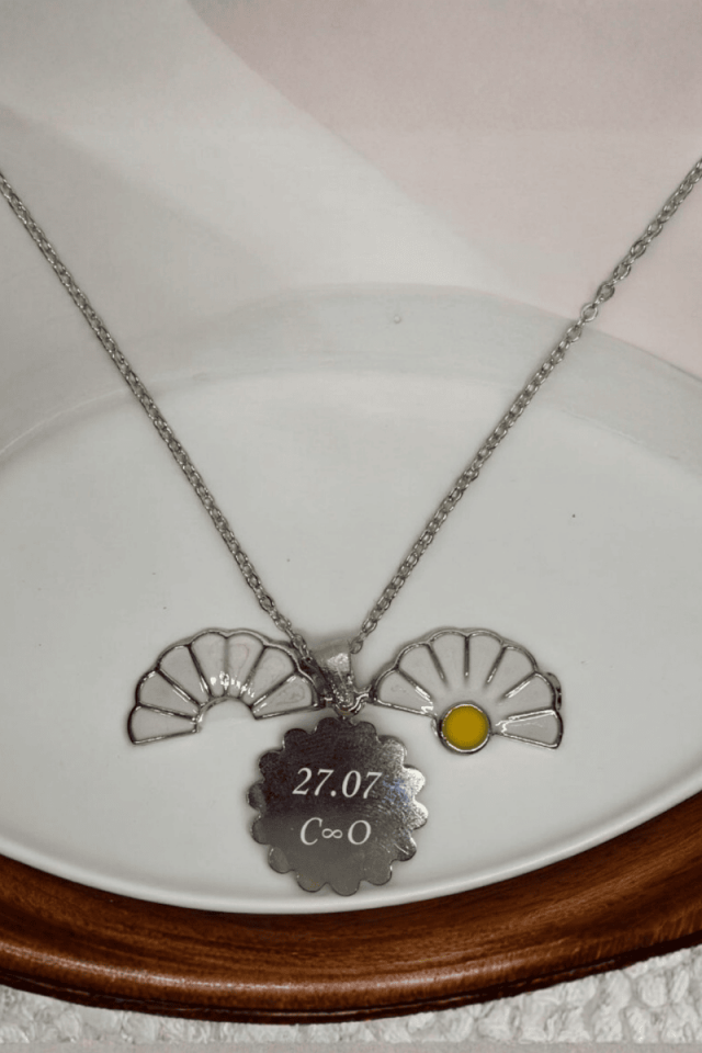 Kişiye Özel Kanatları Açılan Papatya Kolye