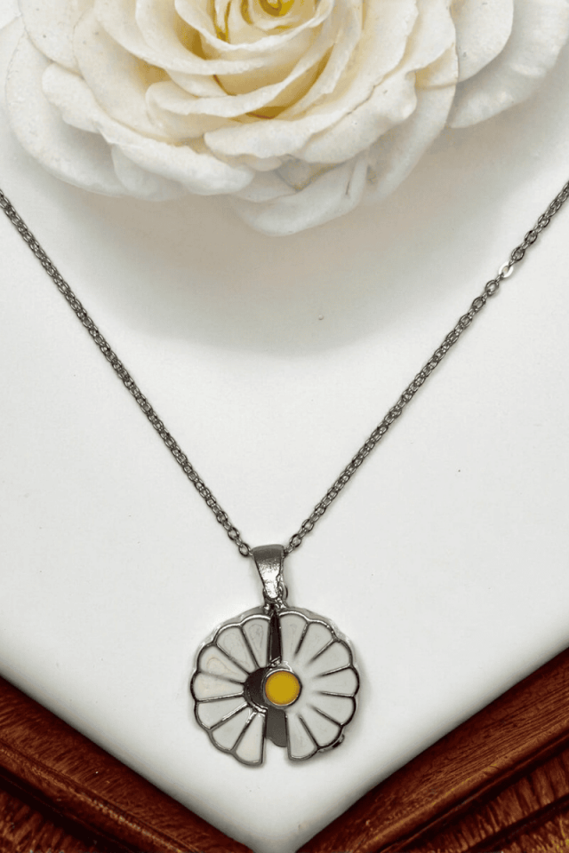 Kanatları Açılan Papatya Kolye