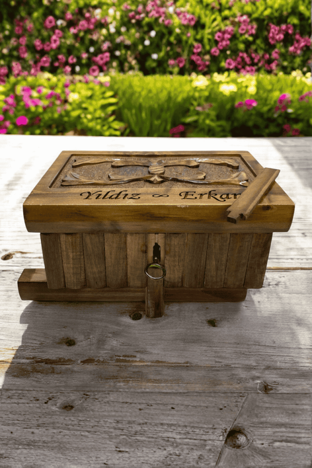 Kilitli Ceviz Ahşap Sandık
