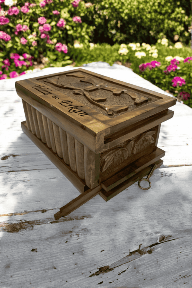 Kilitli Ceviz Ahşap Sandık Kişiye Özel